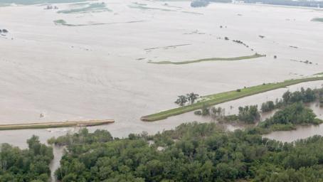 この水位上昇を受けて,MR&T プロジェクトの Birds Point-New Madrid Floodway の運用計画を受け, Mississippi River Commission
