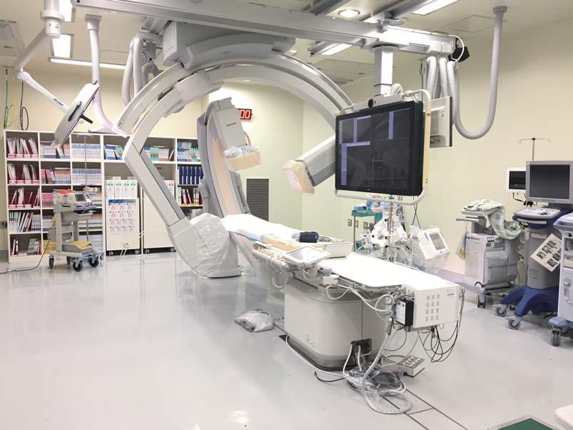 11. ハイブリッド手術室 ハイブリッド手術室とは 手術台と心 血管 X 線撮影装置を組み合わせ 陽圧換気で清潔な環境を整えた手術室のことです これまでそれぞれ別の場所に設置されていた機器を組み合わせることにより 最新の医療技術に対応します