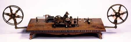 電話が登場します 電話機はドイツのライスが1861年に発明 1876年に米国のベルが電話機の特許を取得し その事業化に先鞭をつけます エンボッシングモールス電信機ベル電話機 1854( 嘉永 7) 年にペリーが徳川幕府に献上した電信機 日本に渡来した第 1 号機とされている 鋼針を紙テープに押しつけ
