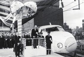 して利用するようになった 1879 年 アメリカの発明家 トーマス おおさか 東京 新大阪の間を 4 時間でむ エジソン が商用電球を開発した こ の発明が発表されたとき 人々は 世 界から夜が消えた とおどろいた 写真提供 バンダイミュージアム
