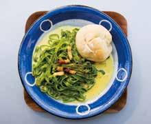 ほうれん草を練り込んだ麺のカルボナーラ 自家製パン付き Carbonara pasta kneaded with spinach.