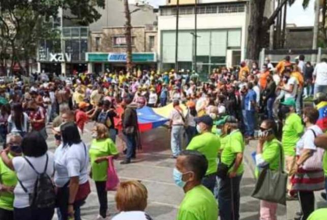 また 参加者の多くは オレンジ色 大衆意思党 緑 検察庁 ロライマ山破壊の容疑で関係者を召喚 Copei 黄色 第一正義党 など政党シャツを着て 前号 ベネズエラ トゥデイ No.