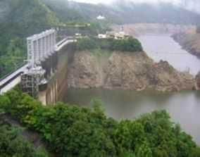 の洪水をダムへ貯めている 310 H16.10 台風 23 号の洪水被害状況 ( 東みよし町 ) H17.