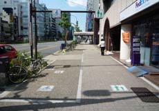 2 普通自転車歩道通行可 の標識がある場合 自転車は 歩道の中央から車道寄りの部分を徐行しなければならず また