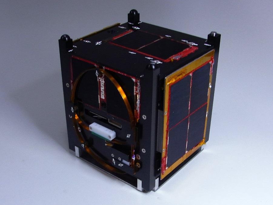 3. GPM 相乗り公募小型副衛星 (6/7) : OPUSAT 開発機関 衛星名称 大阪府立大学 OPUSAT OPUSAT には リチウムイオンバッテリとリチウムイオンキャパシタを利用した複合電源が搭載されており その実証試験が最も重要なミッションである さらに 太陽電池パドルの展開, 磁気トルカによる太陽指向制御など 1 kg 級の衛星としては挑戦的なミッションが定義されている