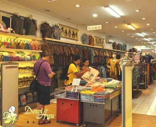 ショッピング ジョグジャカルタ マリオボロ通りの中心に店舗を構える Dewi Ayu Batik では ジョグジャカルタ独自のバティックを取り揃えています 500,000