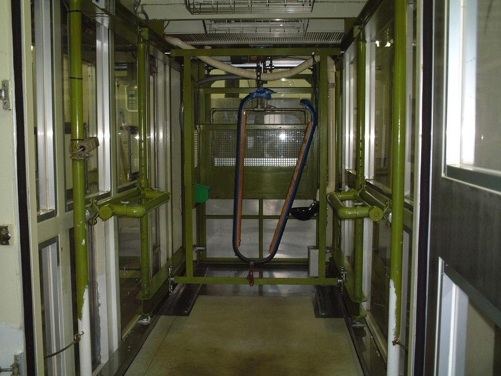 代謝実験室 ( チャンバー ) 北海道農業研究センター 乳牛のエネルギー代謝