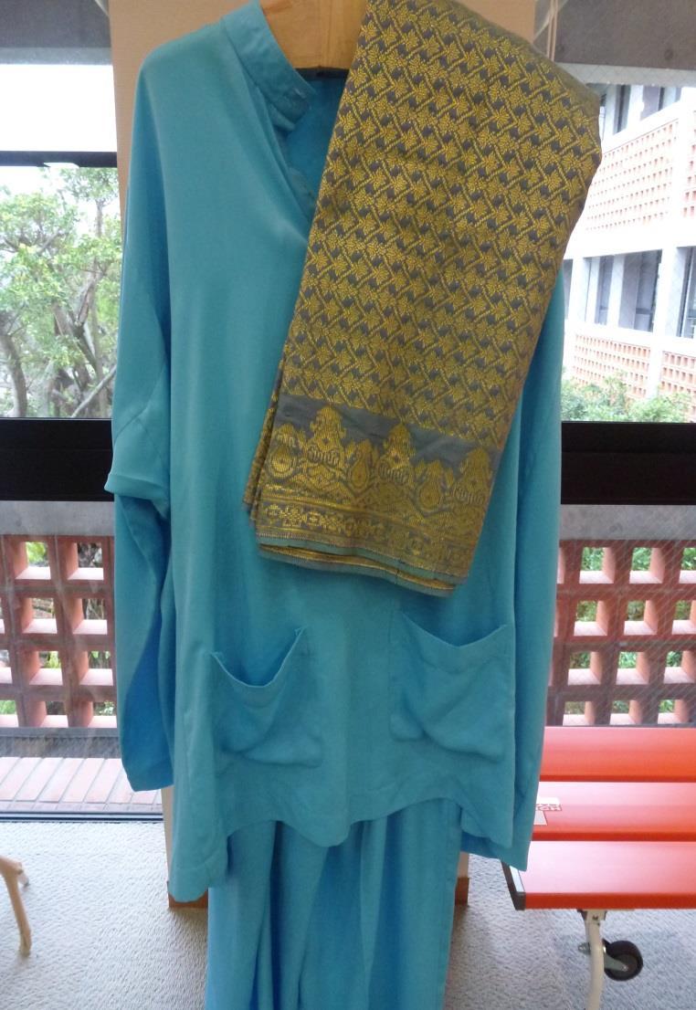ハンガー 1-1-32 Hanger 1-1-32 マレーシア MALAYSIA バジュマライユ ( 上着 ズボン 水色 ) 腰巻 ( 青地に金色の刺繍入り ) BAJU MELAYU (STAND-UP COLLAR SHIRT PANTS WITH