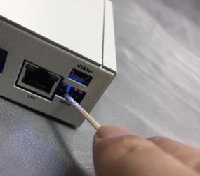 Box のネットワーク接続設定 BOX を無線 LAN 子機として使用する 1. 無線 LAN モジュールを取り付けます 注意無前 LAN モジュールは非常に熱くなります 本体に直接刺して使用すると本体が壊れてしまいます 必ずL 型の USB 延長コネクタ経由で接続して下さい 2. DIP-SW の2を下げます これにより 一時的にアクセスポイントモードになります 3. 電源を入れます 4.