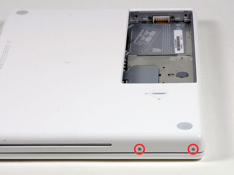 75mm)( ネジ頭 : 直径 3.2mm, 厚さ 0.5mm) が二つ 手順 10 コンピューターの光学ドライブ側にある二つのネジを外してください 長さ 5.