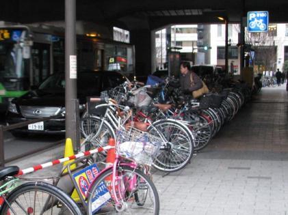 東京駅周辺については これまで自転車放置禁止区域に指定しておらず 主に周辺区からの自転車利用の増加に伴う放置自転車数が増加していることから 早急にその対策が求められ 現在 道路管理者