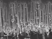 アルミ電解コンデンサの上手な使い方 1-3 構成材料の特長 アルミ電解コンデンサの主材料のアルミニウムは アルミを陽極として 電解液中で電気をかけると表面に酸化皮膜 (Al2O3) が生成され この酸化皮膜が誘電体として機能するコンデンサです 酸化皮膜が形成されたアルミ箔は Fig-5 のように 電解液中では整流特性を持つ金属で 弁金属と言われています I 1-4
