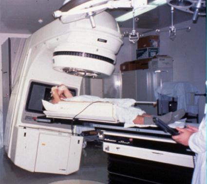 放射線療法外照射 特徴 従来から広く行われている治療法 外来で治療が可能 適応 早期の限局がん (T1,T2) が主体 局所進行 (T3) の患者さんや 局所進行が予想される方では内分泌療法と併用 写真提供