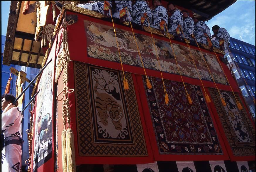 Doukake-maku of Hoko of Today (Kanko-Hoko) 鉾の胴掛幕 ( 現在 ) ( 函谷鉾 ) 1-3 Production of the tapestries 幕の製作 Techniques for making tapestries 染織幕の製作技法 Embroidery (tapestries embroidered directly /