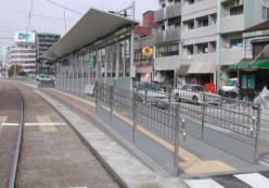 5km/h/s( 広島電鉄 ) 低床式車両の車高に合わせた設計や スロープの設置により段差を解消