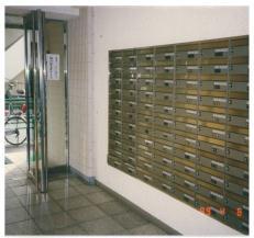 エントランスホ-ルとしてのデザイン 機能の陳腐化 写真左 : 玄関ホ - ル扉の改修 スチ - ルドア