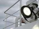 船舶用 LED 製品仕様書 2 FLOOD LIGHT / L デッキライト大 / 防爆照明 国際規格に準拠したIP66 防水 耐塩害 振動 防塵など様々な性能試験をクリア 過酷な環境下での使用を可能とし 船舶照明に求められる海上性能を発揮 海上使用 20000 時間以上の長寿命設計 高輝度 LED 素子で 消費電力を従来照明の 約 1/4~1/7 以下に抑え