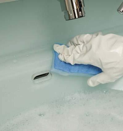 スポンジに溶液をつけてこすり洗いをする 最後に水で流すか 水拭きをする