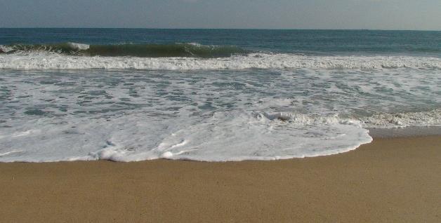 2. 波 と 津波 の相違点と共通点 風によってできる波 ( 波浪 ) 波長は長くて 100m 海岸近くでは 海面に比べて海底の速度が遅くなるために後ろの 波に押されて上部の波がせり上がって波が切り立ってくる 砂浜海岸 浅くなると楕円運動 浅い所では楕円運動から水平運動に変化 波長の 1/2 の直径 ( 深さ ) で円運動