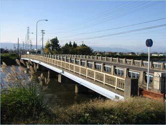 日光橋他橋梁改築 整備計画本文 P24~26 橋梁の桁下高が計画高水位より低いような場合は 洪水時の堰上げによる越水等の危険性が発生する