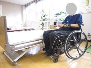 このとき 車椅子のキャスター ( 前輪 ) を進行方向と逆向きにすることで プッシュアップ時に車椅子が動いてしまい 車椅子から転落することを防止します ベッドの高さは車椅子と同じ高さに設定します 2