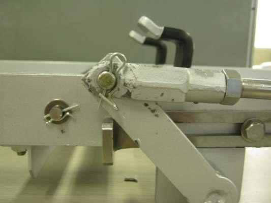 ピンは梯子積載装置本体とリンクロッドの間に取り付けられています 干渉例 R ピン ロックピン ストッパーと