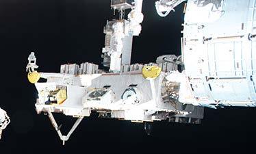 SpX-12 に搭載された主な貨物 実験装置の概要 ( 米国の船外貨物 ) -ISS-CREAM (Cosmic Ray Energetics and Mass): きぼうの船外実験プラットフォームに設置される米国の宇宙線観測装置 CREAM クリーム は NASA と多数の大学が参加して開発した宇宙線の観測装置であり SpX-12 のトランクに搭載して運ばれ 8 月 22 日に きぼう