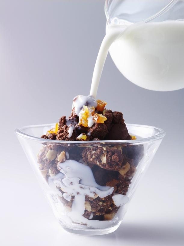 生グラス ( 生アイス ) GLACIEL では 作り立てのアイスクリームを生アイスと言わず 生グラス と言います 素材には 北海道のミルクを中心とした厳選素材をベースにしながら フルーツにおいては シェフが自ら足を運び選び出したものをはじめ
