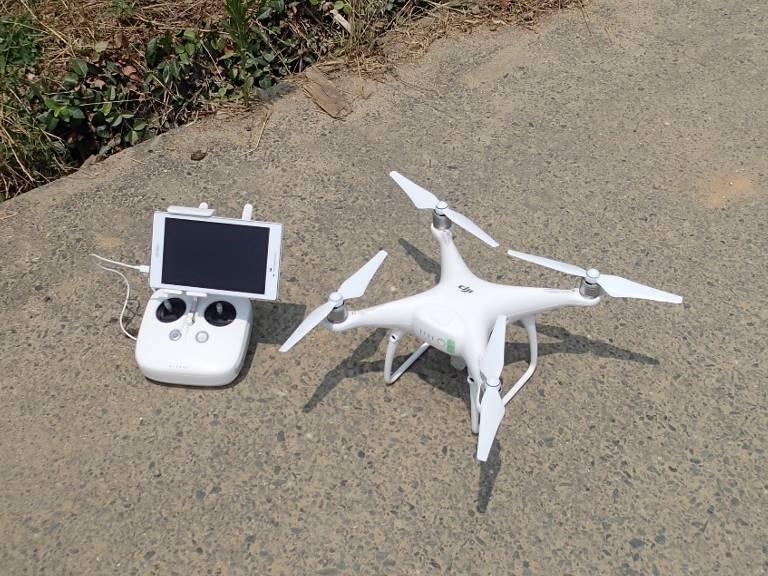 機体最大飛行時間約 30 分カメラ対応メディア microsd( 最大容量 128GB) 送信機 調査方法 斜面災害の全容を把握しておらず被災状況が不明であったため UAV による空撮を行 い 斜面災害の状況や被災状況の概要を先行して把握することとした UAV 機体とコントローラ 表 0-1 使用した UAV の主な仕様 重量 1388g 対角寸法 350mm( プロペラ含まず ) 最大速度