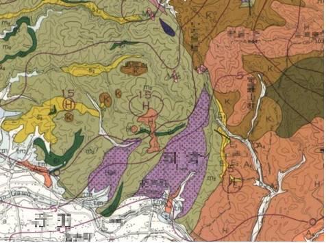 現地の地質特性の把握対象範囲周辺の地質分布について 産業技術総合研究所地質調査総合センターで公開している 地質情報データベース にある地質図類をダウンロードし確認した 調査地周辺は 花崗岩類 ( 花崗閃緑岩 ) や変成岩類 ( 泥質片岩 ) が分布する範囲であり 変成作用を受けた岩やまさ土の分布など 土砂災害が発生しやすい地質を含んでいる可能性が高いと推察した