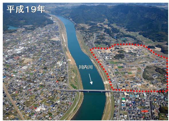 南九州西回り自動車道が整備中であり交通の要衝となっている 河川事業においては市街部改修事業 (
