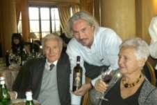 もし私が ブルネッロ ディ モンタルチーノをたった 1 本だけ 味わうとすれば ペルティマリのものになるだろうと思う オーナーのサセッティ家は幾年もの世代を経て 農業を繁栄 させてきました 品質においても高い評価を得ていました 偉大なワインはブドウ畑でできる という強い信念の持ち主 であるリビオ サセッティは二人の息子ロレンツォ ルチアー ノにも使命感 専門的知識を植え付け 管理を任せるように