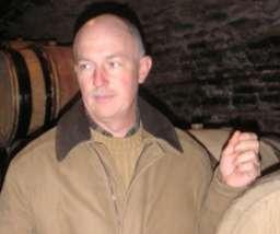 Claude Dugat France クロード デュガ パーカーポイント 100 点の実力を持つ造り手 クロード デュガは世界でも最高の醸造家の一人です 彼のワインは 稀に見る豊かで純粋な甘い果実味を持ちます ロバート