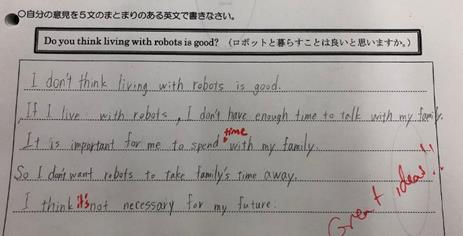実践から上記 (2) で述べたように 生徒はロボットの動画を通して ロボットへの賛成意見や反対意見を持つことができたようであった そのため マインドマップで自分の意見を書かせたところ たくさん書く生徒が多かった 英語を苦手とする生徒には 教科書本文からヒントを得るよう指示したところ いくつかマインドマップに書き込むことができた その後 3 人グループで意見交換をさせた < 対話例 > A : I