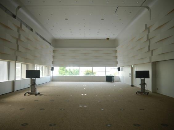 東京都立多摩図書館セミナールームを使用されるお客様へ 1 東京都立多摩図書館セミナールームの概要都立多摩図書館には約 200 人が収容できるセミナールームがあります 天井が高く 開放感のある部屋です プロジェクターやスクリーンなどの附帯設備もあり