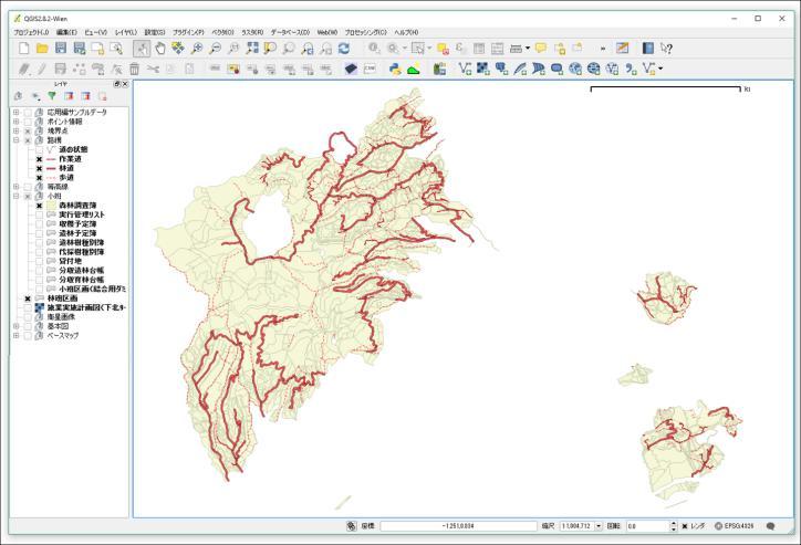 について 国有林 GIS から出力したデータを QGIS に導入する手順について検討し 一部編集を加えるなどして QGIS 用のデータとして整理した (2) 対比表の作成 QGIS が森林事務所における標準的な業務に対応しうるか確認するため 国有林 GIS の機能との対比表を作成した 具体的には 林野庁が作成している 国有林地理情報システム研修マニュアル ( 平成 27 年度版 ) をもとに