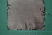 材料作成クロス材を用いた疑似等方材 疑似等方材 : 繊維方向を対称的になるように積層させ疑似的に等方性を持たせた材料 本研究では織物 ( 平織り ) 状の繊維を /9,±45 に切り取り,