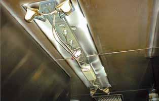 蛍光灯安定器 トランス コンデンサ 確認方法 蛍 光 灯 安 定 器 : ラピッドスタート形 (FLR)40W2 灯用及び110Wが主 一般家庭用には無し 水 銀 灯 安 定 器 :1957~1972 年製造品にPCBを使用不明の場合 メーカーまたは (