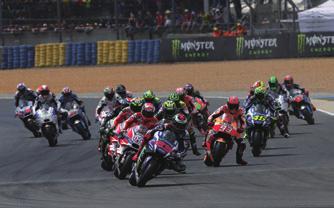 MotoGP とは MotoGP ロードレース世界選手権とは 世界最高峰の 2 輪ロードレース それが MotoGP ロードレース世界選手権で シリーズ戦は 1949 年に始まり 2016 年のシリーズ戦は 本場ヨーロッパを中心に アメリカ アジア オセアニアなどを転戦しながら全 18 戦が行われ