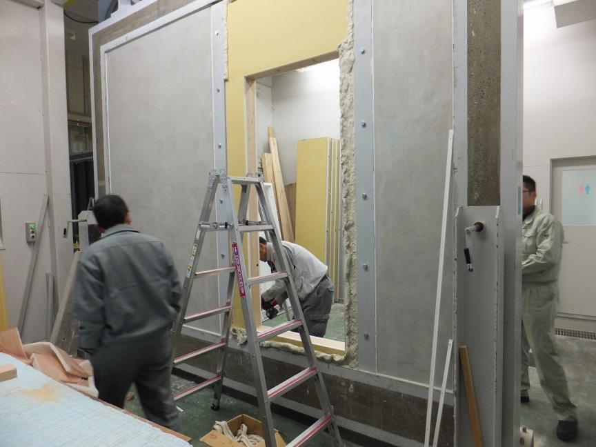 扉単体試験を行うカートリッジはあらかじめドアを設置する部分を除きコンクリート壁 ( 厚さ 170mm)