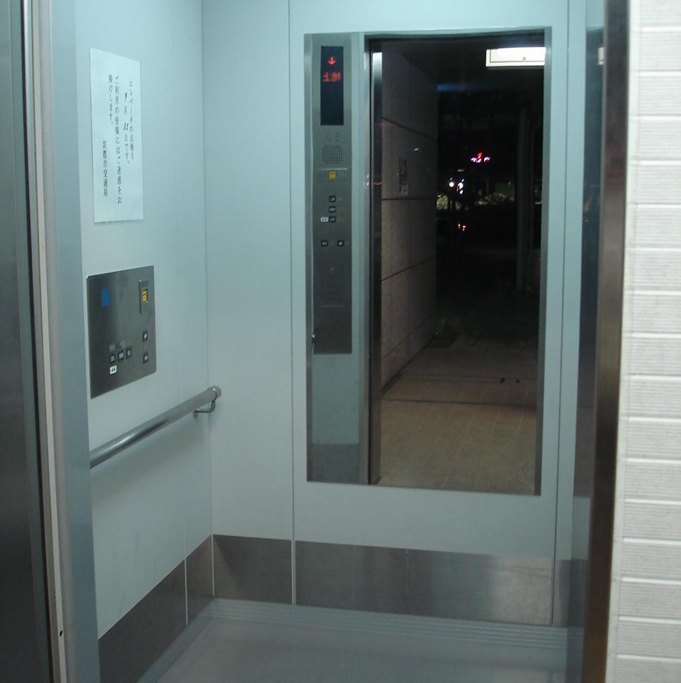 昇降機 ( エレベーターなど ) 04-05 かご内奥に鏡を設置しましょう 車いす使用者が, 後方を確認することができるので視認性が高まります