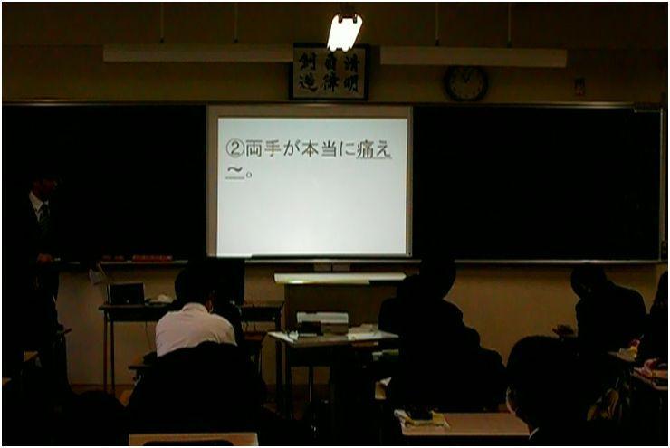 指名した生徒のそばで画面を切り替えることが可能なので, テンポよく活動を進めることができた 次にペアでスライドに提示された日本語を英語に直して相手に伝える活動を行った ( 写真 5) ペアのうち一人がスライドを見て, もう一人は顔を伏せておく 教師はスライドを提示して, 数秒後に画面を消した後に顔を上げさせる