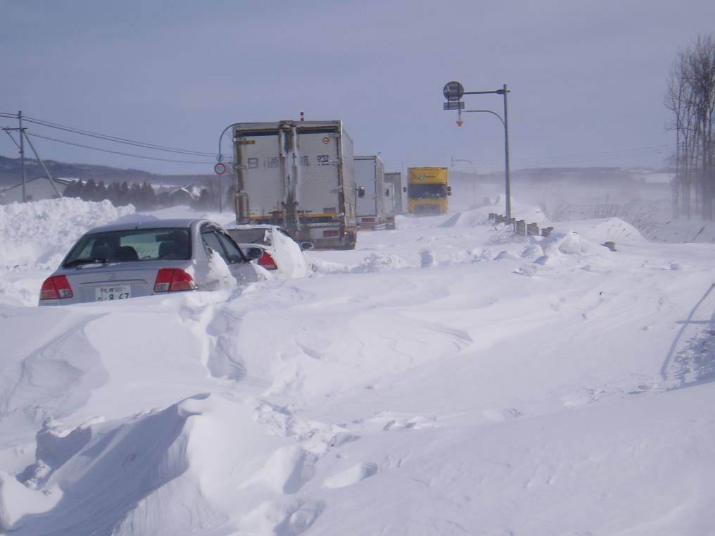 広い範囲でふぶきや大雪の影響により 国道の通行止め発生や公共交通機関の運行が停止し