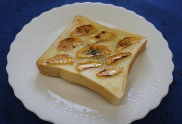 ドライピーチトースト 1. 乾燥桃をサッと水戻しする 2. 食パンにバターをぬり 桃を並べ はちみつをかける 3.
