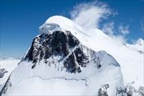 ーロートホルンに再トライ山田はヘルンリ ヒュッテへ目的 : これまで三度トライ ( 一度目は最後のローフ ウェイが運休 二度目は残雪が多く断念 三度目は先日の降雪 ) して山頂へ到達していないオーハ