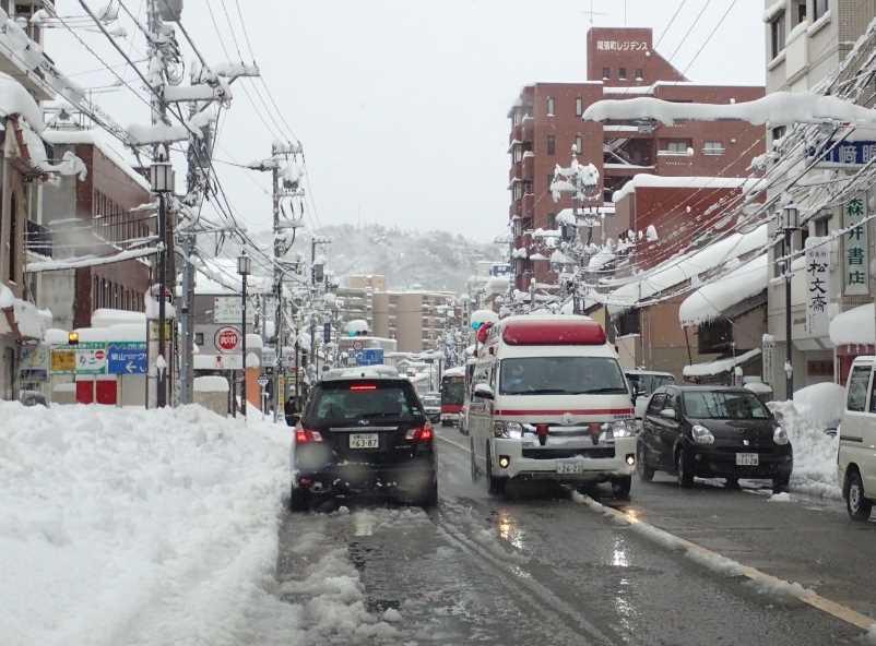 交通確保が出来ないため渋滞が発生 除雪車の現場への到着に時間を要し 除雪作業が大幅に遅延 また 雪置き場がないため