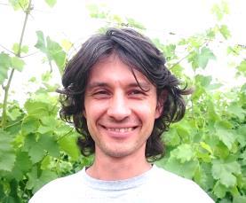 イゾラ Isola オーナー : ジャン ルカ39 歳 1957 年 祖父によってワイナリーが設立された 当時はワインの他 果物 穀物家畜も生産しており