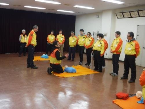 ) が行われており 東村山消防ボランティアも指導者として参加しています このように 応急救護訓練の指導をする機会が多いことから