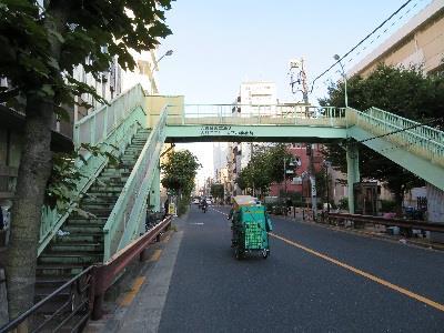 から 根岸一丁目へと架かる跨線橋 中央の車道を挟んで 南側 ( 上野駅側 )