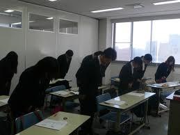 A favor given by someone superior ~てくださる Our teacher taught us answers (as a favor). 先 生が答えを教えてくださいました Company president wrote a letter for me (as a favor).